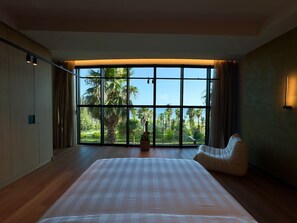 Bureau, fer et planche à repasser, lit parapluie, Wi-Fi