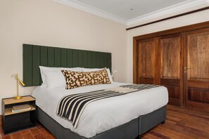 Iron/ironing board, free WiFi - Disandt House by Neighbourgood (Cape Town)