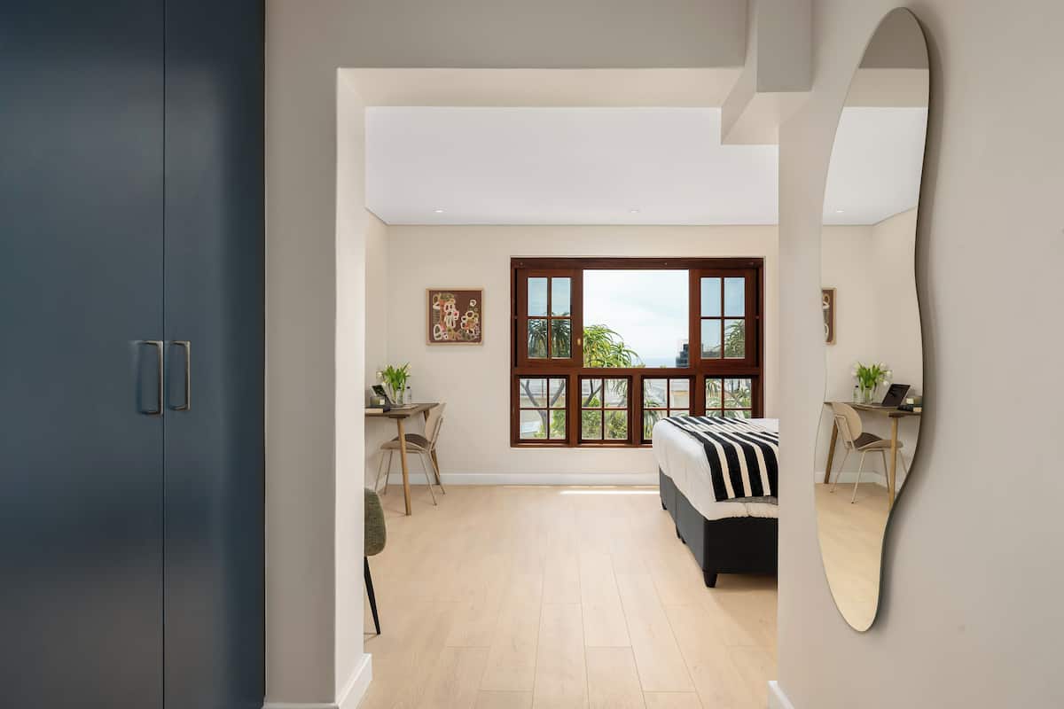 Kahden hengen deluxe-huone (yksi tai kaksi sänkyä), 1 makuuhuone | Silitysrauta/-lauta, ilmainen Wi-Fi