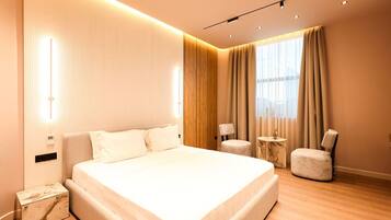 Escritorio, tabla de planchar con plancha, cuna de viaje y wifi