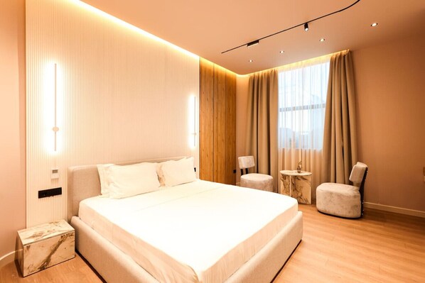 Escritorio, tabla de planchar con plancha, cuna de viaje y wifi