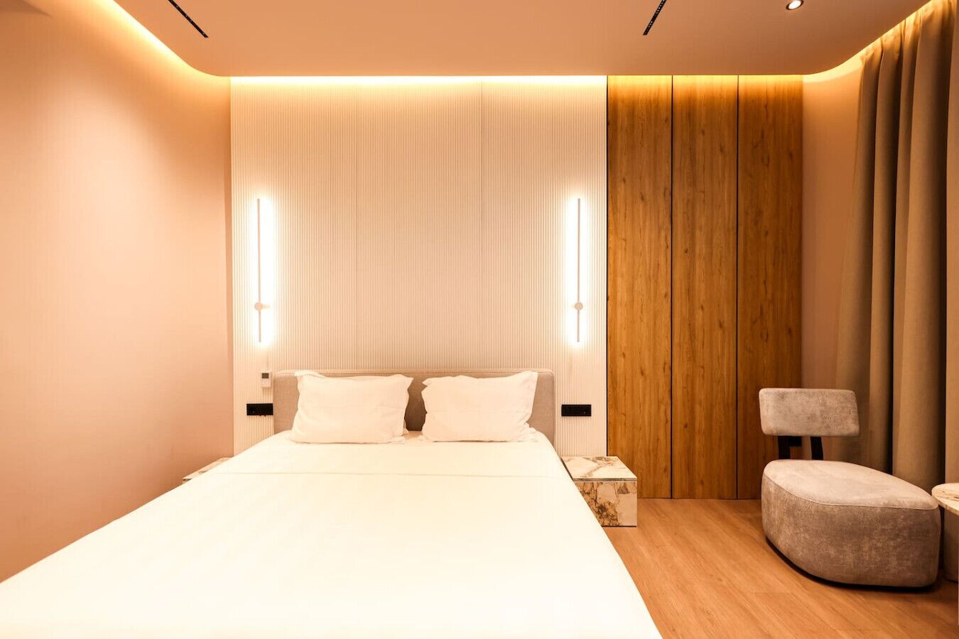 Escritorio, tabla de planchar con plancha, cuna de viaje y wifi