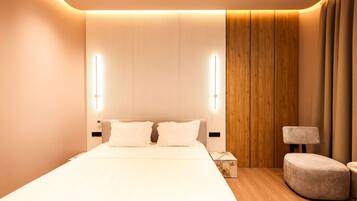 Escritorio, tabla de planchar con plancha, cuna de viaje y wifi