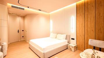 Escritorio, tabla de planchar con plancha, cuna de viaje y wifi