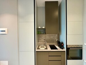 Frigorífico, horno, placa de cocina y cafetera o tetera