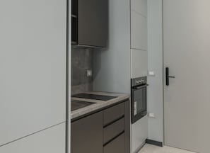 冷蔵庫、オーブン、コンロ、コーヒー / ティーメーカー