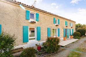 Exterior - Guest Room 'Églantine' in Courçon – Sleeps 4, Breakfast Included (Courçon)