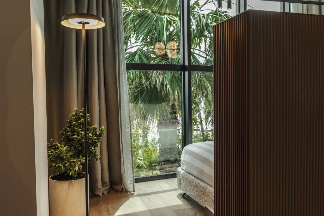 Työpöytä, silitysrauta/-lauta, vauvan matkasänky, Wi-Fi