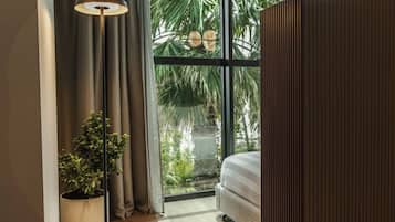 Työpöytä, silitysrauta/-lauta, vauvan matkasänky, Wi-Fi