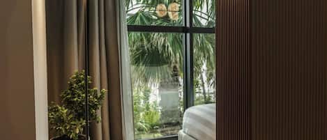 Skrivebord, strykejern/-brett, reiseseng for barn og wi-fi