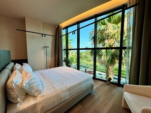 Bureau, fer et planche à repasser, lit parapluie, Wi-Fi