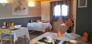 Dining - Bed and Breakfast 'Chambre D'hôtes Bergamotte' with Shared Pool, Shared Terrace and Wi-Fi (Bégadan)