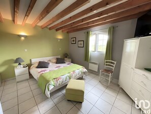 WiFi, bed sheets - Bed and Breakfast 'Chambre D'hôtes Bergamotte' with Shared Pool, Shared Terrace and Wi-Fi (Bégadan)