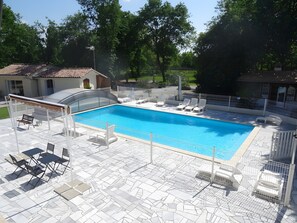 Pool - Bed and Breakfast 'Chambre D'hôtes Bergamotte' with Shared Pool, Shared Terrace and Wi-Fi (Bégadan)