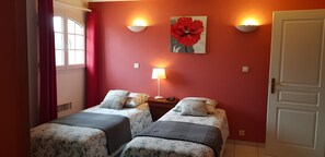 WiFi, bed sheets - Bed and Breakfast 'Chambre D'hôtes Bergamotte' with Shared Pool, Shared Terrace and Wi-Fi (Bégadan)