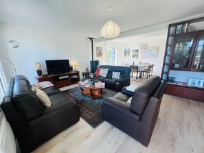 TV - Windows to the Infinite Blue – Sea View & Direct Beach Access (Concarneau)