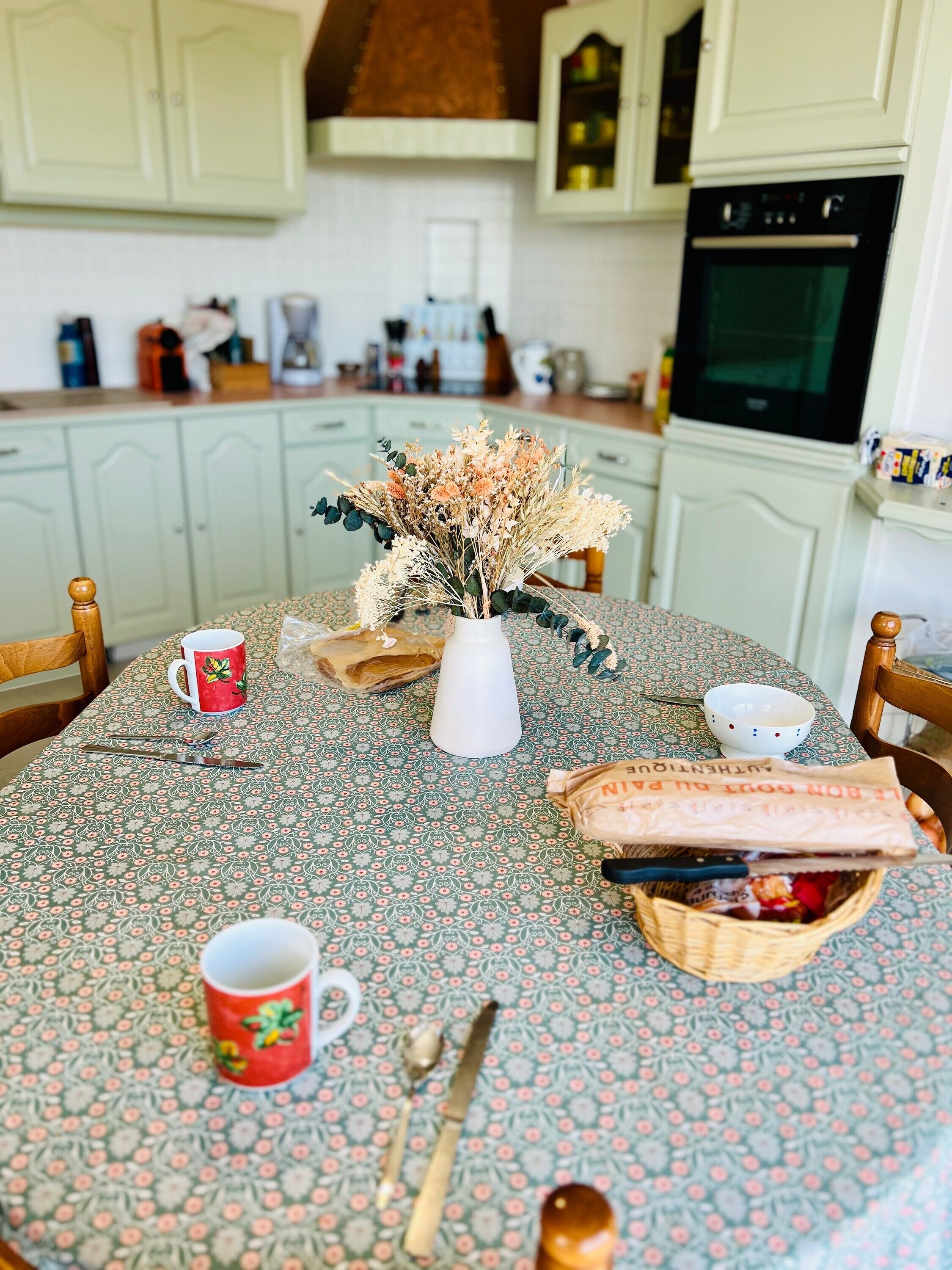 Een microgolfoven, een oven, een vaatwasser