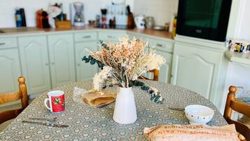 Een microgolfoven, een oven, een vaatwasser