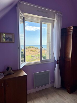 Interior - Windows to the Infinite Blue – Sea View & Direct Beach Access (Concarneau)