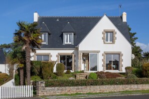 Exterior - Windows to the Infinite Blue – Sea View & Direct Beach Access (Concarneau)