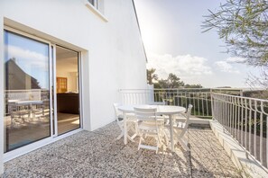 Outdoor dining - Windows to the Infinite Blue – Sea View & Direct Beach Access (Concarneau)