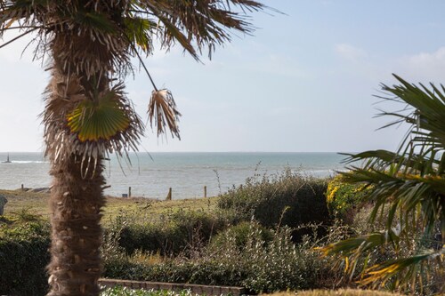 Windows to the Infinite Blue – Sea View & Direct Beach Access