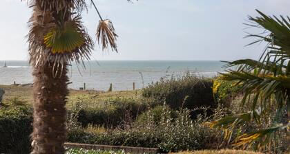 Windows to the Infinite Blue – Sea View & Direct Beach Access