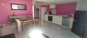 Fridge, microwave, oven, stovetop - Maisonnette Le Cabassou du Médoc – Ground Floor, Near Beaches, Terrace, Pool Access (Bégadan)