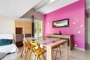 Dining - Maisonnette Le Cabassou du Médoc – Ground Floor, Near Beaches, Terrace, Pool Access (Bégadan)