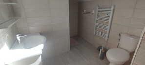Shower, hair dryer - Maisonnette Le Cabassou du Médoc – Ground Floor, Near Beaches, Terrace, Pool Access (Bégadan)