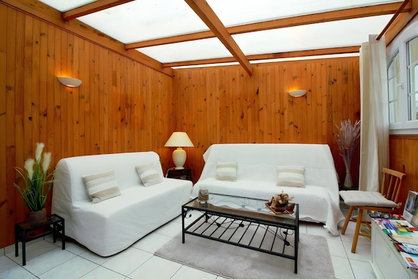 TV, ping pong - Bed and Breakfast 'Chambre D'hôtes Capucine' with Shared Pool, Shared Terrace and Wi-Fi (Bégadan)