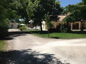 Property grounds - Bed and Breakfast 'Chambre D'hôtes Capucine' with Shared Pool, Shared Terrace and Wi-Fi (Bégadan)