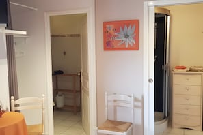 Interior - Bed and Breakfast 'Chambre D'hôtes Capucine' with Shared Pool, Shared Terrace and Wi-Fi (Bégadan)