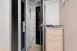 Shower, hair dryer, towels