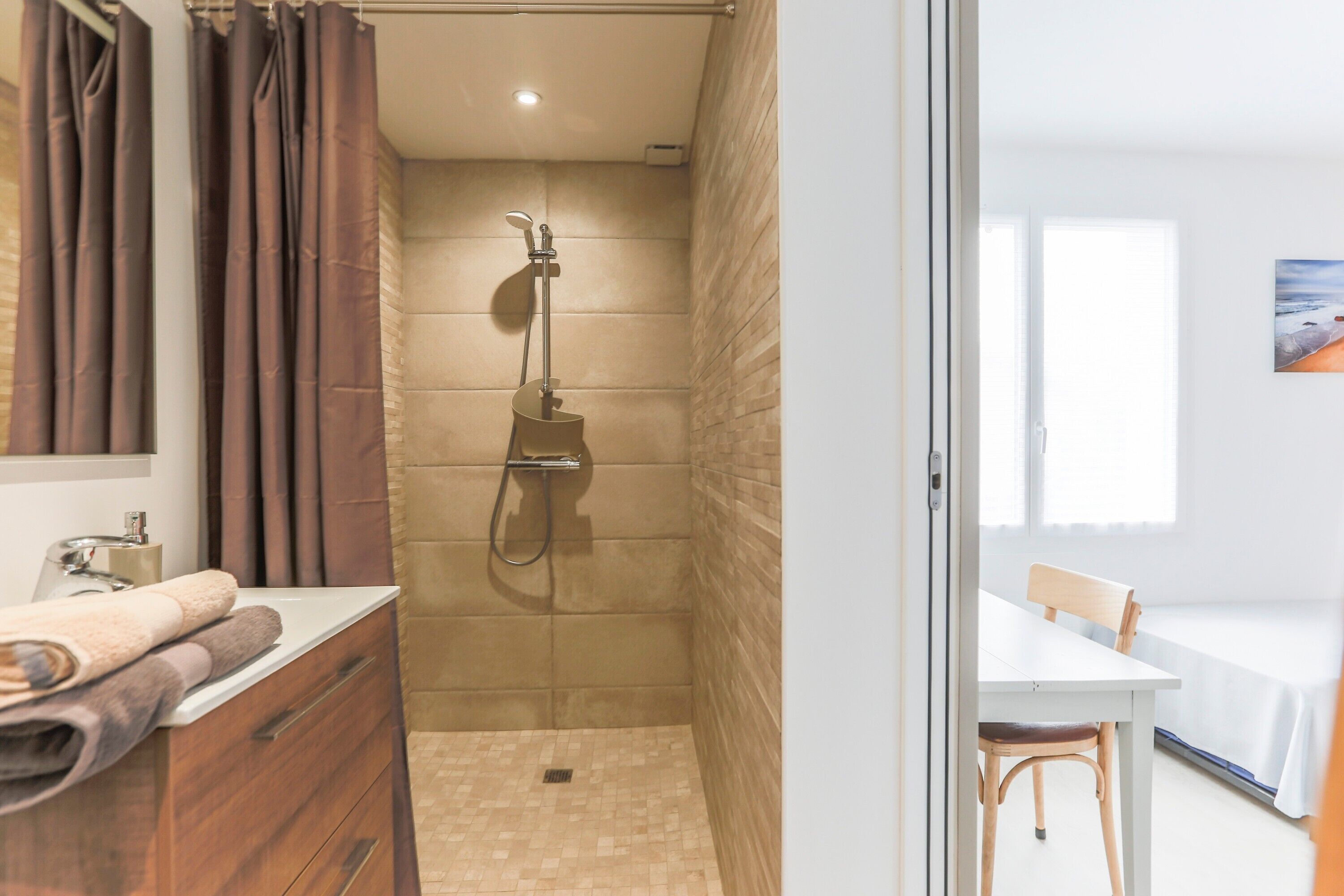 Een douche, een haardroger, handdoeken