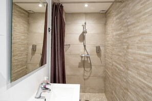 Shower, hair dryer, towels - Bed and Breakfast 'Callune' with Wi-Fi and Air Conditioning (Capbreton)