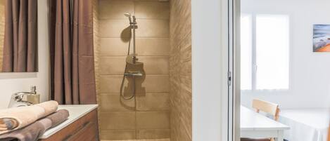 Shower, hair dryer, towels