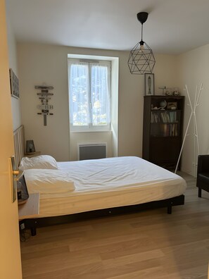 Room - Apartment 'Etxexuria' with Private Terrace, Wi-Fi and Air Conditioning (Cambo les Bains)