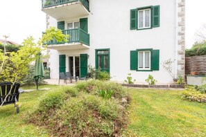 Exterior - Apartment 'Etxexuria' with Private Terrace, Wi-Fi and Air Conditioning (Cambo les Bains)