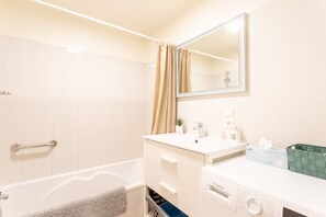 Shower, hair dryer - Apartment 'Etxexuria' with Private Terrace, Wi-Fi and Air Conditioning (Cambo les Bains)