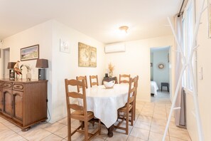 Dining - Apartment 'Etxexuria' with Private Terrace, Wi-Fi and Air Conditioning (Cambo les Bains)
