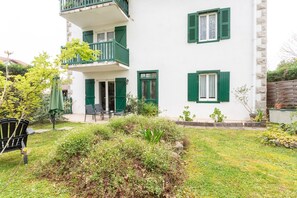 Exterior - Apartment 'Etxexuria' with Private Terrace, Wi-Fi and Air Conditioning (Cambo les Bains)