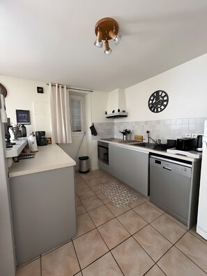 Private kitchen - Apartment 'Etxexuria' with Private Terrace, Wi-Fi and Air Conditioning (Cambo les Bains)