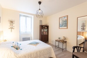 Iron/ironing board, WiFi - Apartment 'Etxexuria' with Private Terrace, Wi-Fi and Air Conditioning (Cambo les Bains)