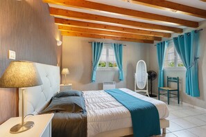 A bedroom with a bed, bedside lamp, chair, and a window with curtains. - Bed and Breakfast 'Chambre D'hôtes Myosotis' with Shared Pool, Shared Terrace and Wi-Fi (Bégadan)