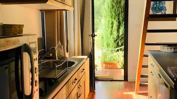 Réfrigérateur, micro-ondes, plaque de cuisson, cafetiÚre/bouilloire