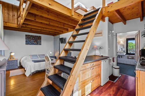 Bed and Breakfast 'Duplex - Les Toits Du Gaou' with Shared Terrace and Wi-Fi