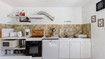 Réfrigérateur, micro-ondes, four, plaque de cuisson