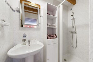 Regadera, secadora de cabello, toallas 