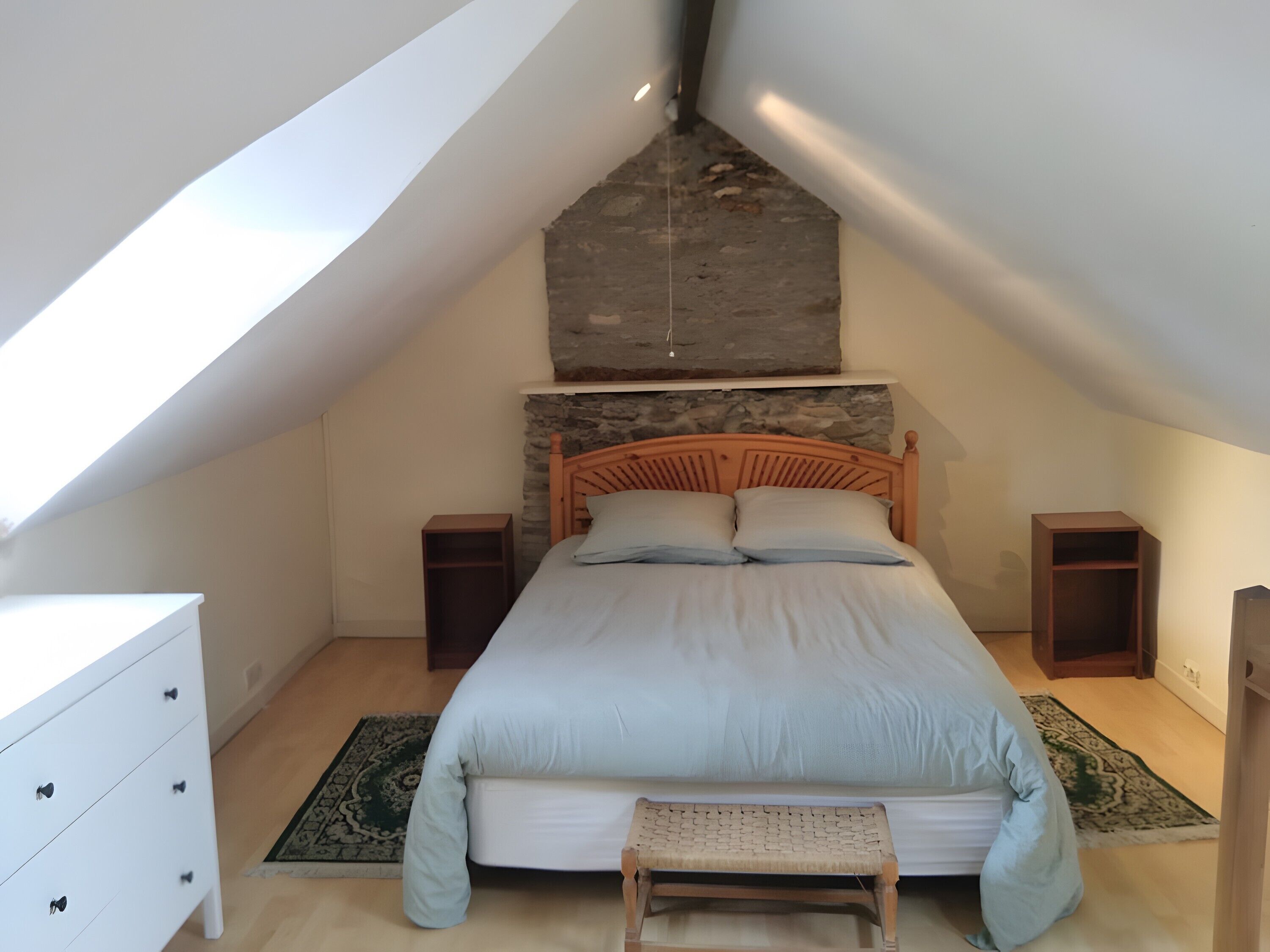 Een strijkplank/strijkijzer, wifi, beddengoed